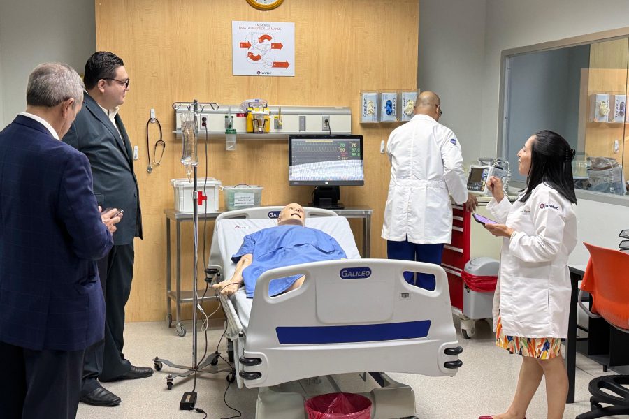 Carrera de Medicina de UNITEC recibe acreditación internacional