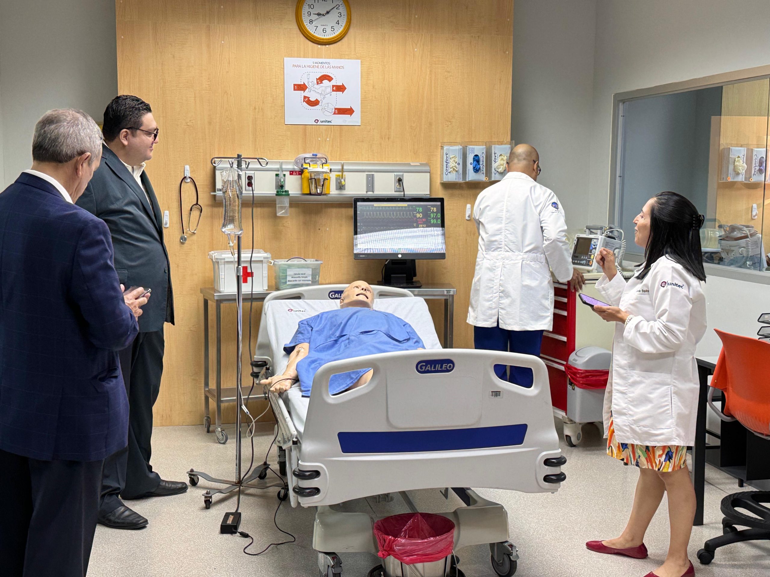 Carrera de Medicina de UNITEC recibe acreditación internacional