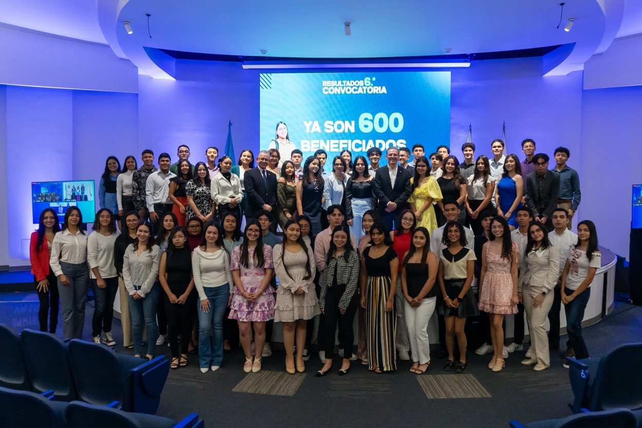 otorgamos-100-becas-mas-para-que-jovenes-estudien-con-nosotros 01
