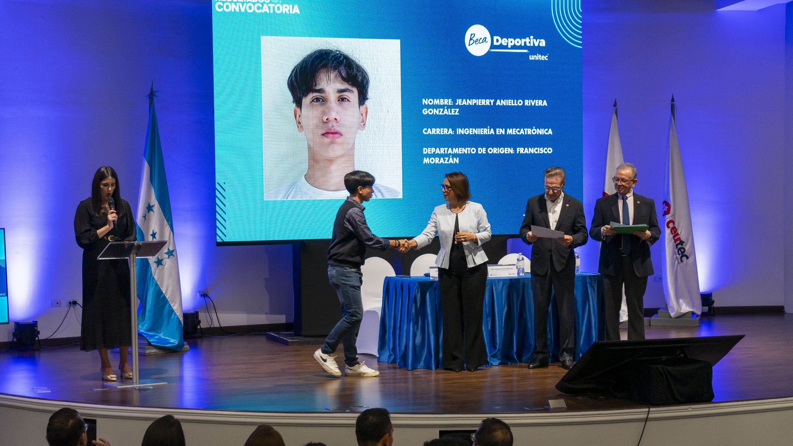 otorgamos-100-becas-mas-para-que-jovenes-estudien-con-nosotros