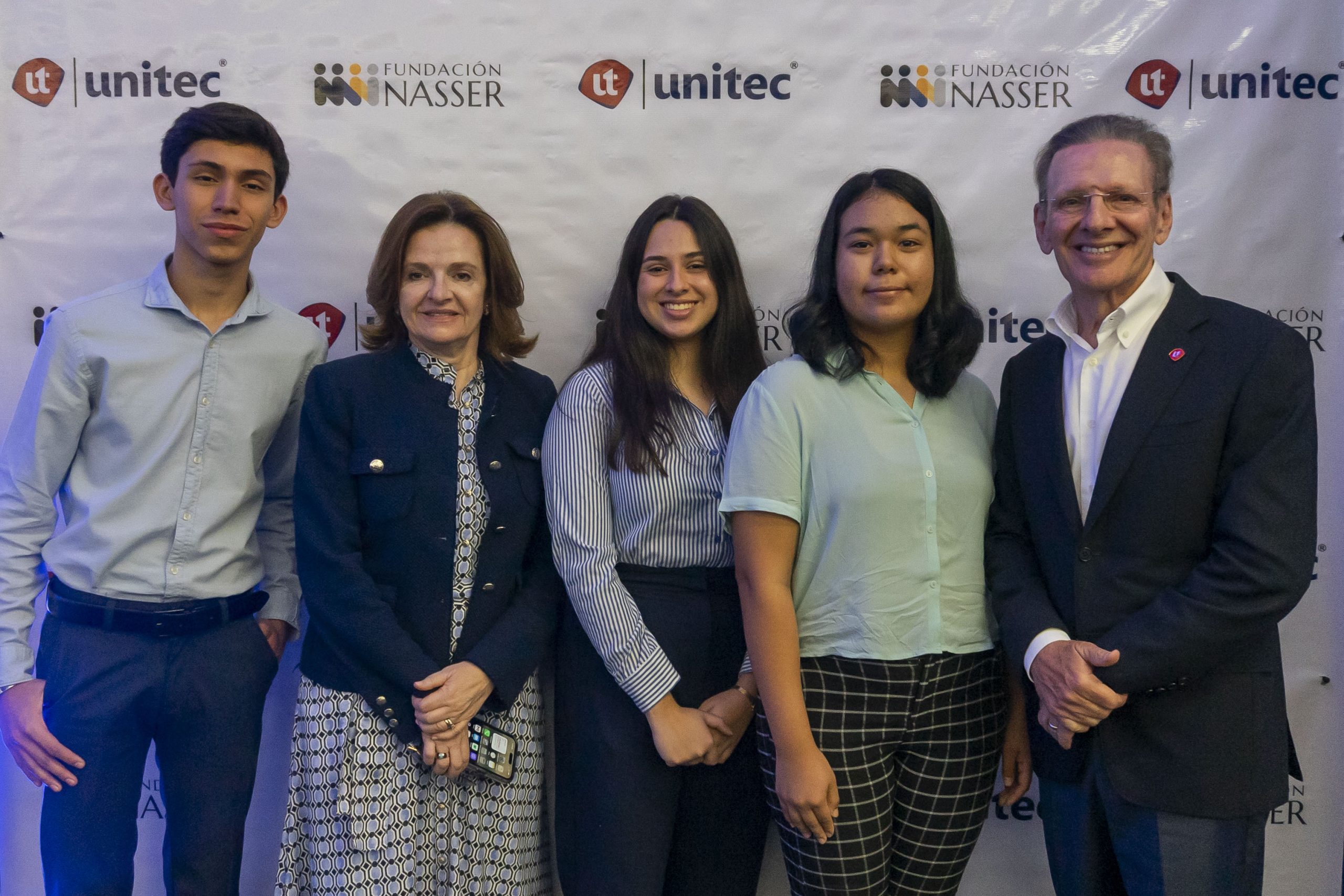 otorgamos-100-becas-mas-para-que-jovenes-estudien-con-nosotros