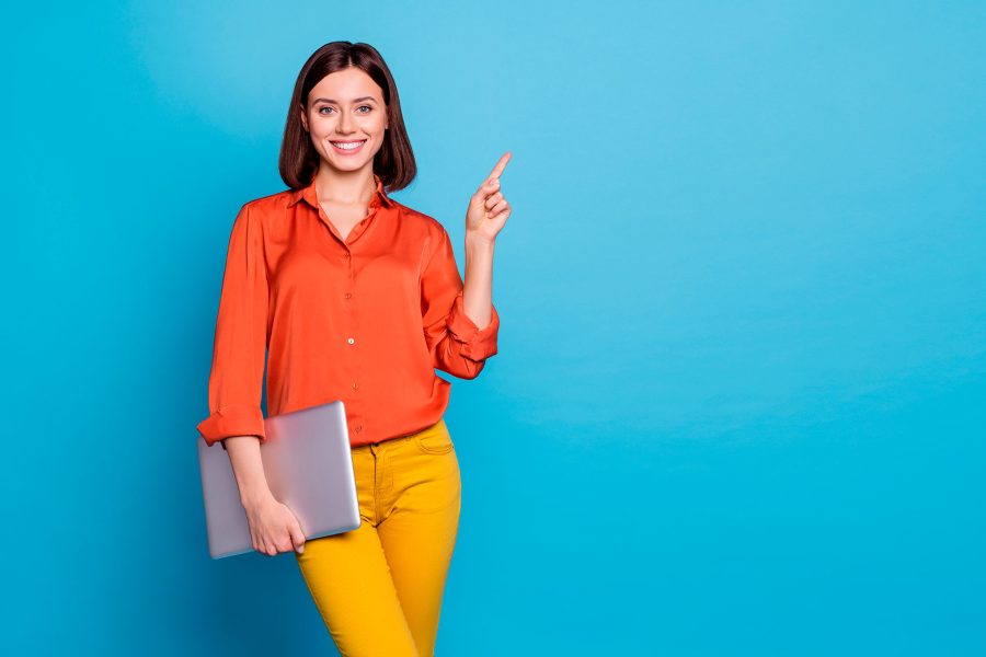 Encontrar trabajo es uno de los grandes retos que tiene cualquier profesional. No se trata solamente de enviar hojas de vida, sino de diseñar una estrategia personal que logre conectar tus talentos con las oportunidades del mercado laboral. En UNITEC sabemos que cada estudiante y egresado tiene un potencial único, por eso, compartimos contigo unos consejos. • Identificar tus fortalezas Haz una lista de tus habilidades blandas y técnicas. Es importante reconocer lo que te diferencia para mejorar tu búsqueda. • Prepara un CV que sea atractivo Tener un CV bien diseñado, claro y conciso, es tu primera carta de presentación que las empresas verán. • Construye tu presencia digital Mantén actualizado tu perfil de Linkedin y redes profesionales. Algunas empresas suelen revisar la huella digital de los candidatos. • Investiga a las empresas Aplica a empresas cuyos valores coincidan con los tuyos. En UNITEC fomentamos el crecimiento de nuestros estudiantes y colaboradores. A través de nuestro Centro de Empleabilidad, podrás recibir apoyo en la construcción de tu CV y acceso a ferias de empleo que te acercan a grandes oportunidades. Asimismo, contamos con la plataforma UNITEC For Life que te brinda cursos online en múltiples áreas, ideal para fortalecer tus competencias y seguir creciendo en el ámbito laboral.